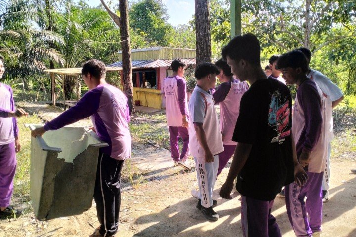 JUMAT BERSIH MENGGEMA! SMK Negeri 1 Sematu Jaya Tanamkan Karakter Hebat Lewat Aksi Nyata 